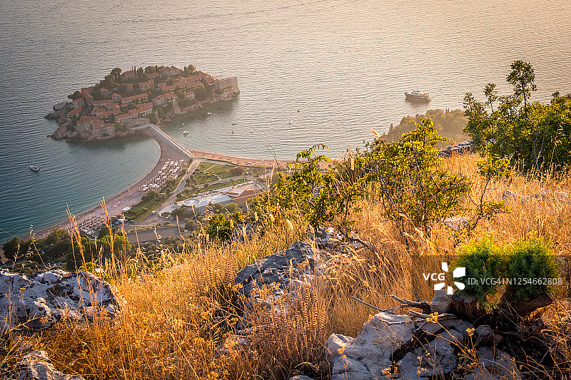 Sveti Stefan岛城市的日落景观。黑山。巴尔干半岛,亚得里亚海图片素材