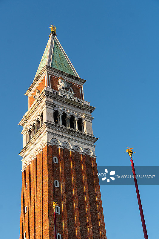 在一个阳光明媚的日子，近距离观看威尼斯著名的圣马可钟楼图片素材