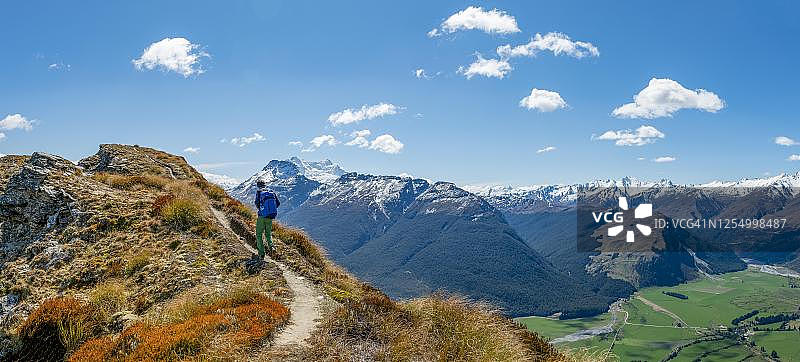 新西兰南岛奥塔哥，南阿尔卑斯山，昆斯敦附近的格伦诺奇，阿尔弗雷德峰上的徒步者图片素材