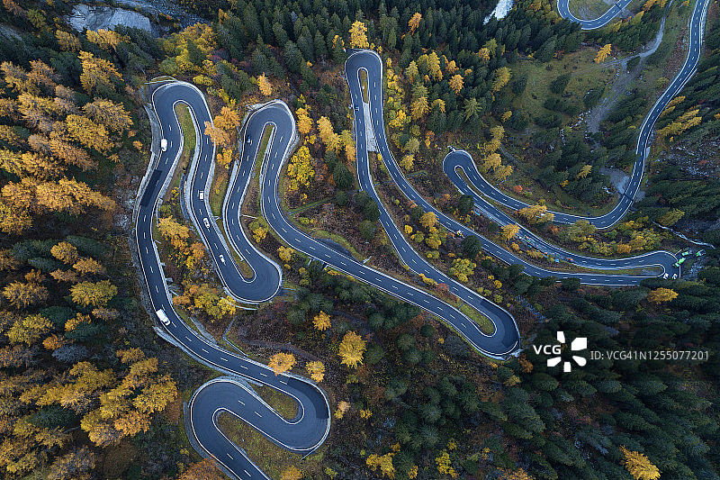 瑞士，格里森州，圣莫里茨，无人机在秋天的马洛嘉山口图片素材