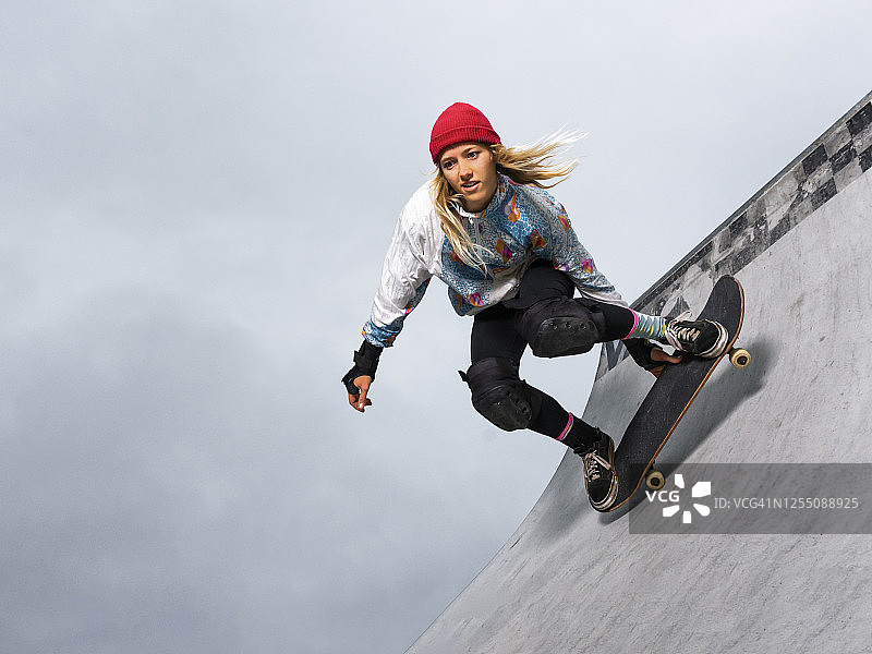 德国，巴登-符腾堡，威布林根，一名年轻女子在滑板公园玩滑板图片素材