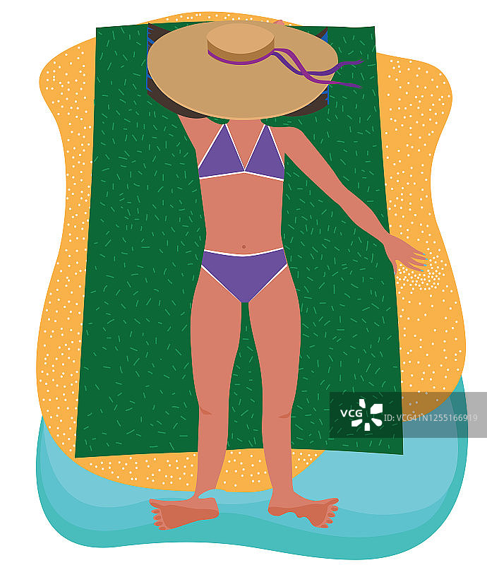 一个年轻女子站在沙滩上，脚浸在水里，脸上戴着草帽图片素材