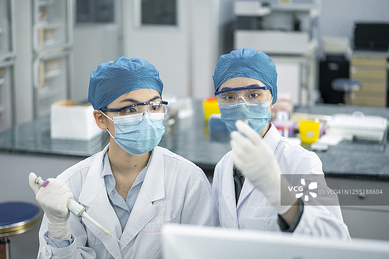 两个年轻的女性医生在化验室图片素材