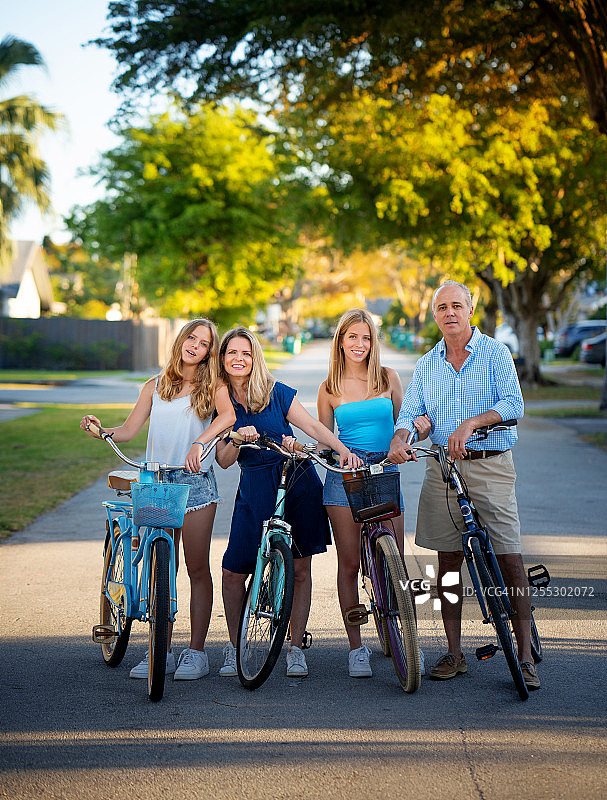 迈阿密郊区一家人骑自行车图片素材
