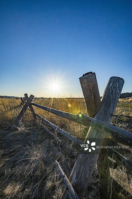 美国，爱达荷州，皮卡波，日落时乡间的木栅栏图片素材