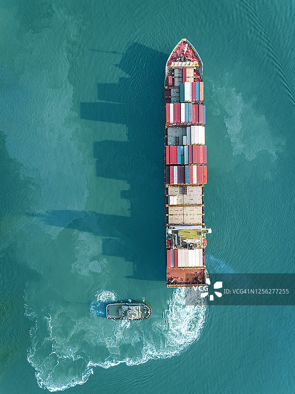 航拍的集装箱船运行在海上运输。图片素材