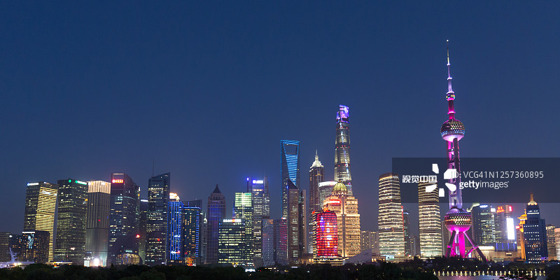 照亮上海浦东的摩天大楼图片素材