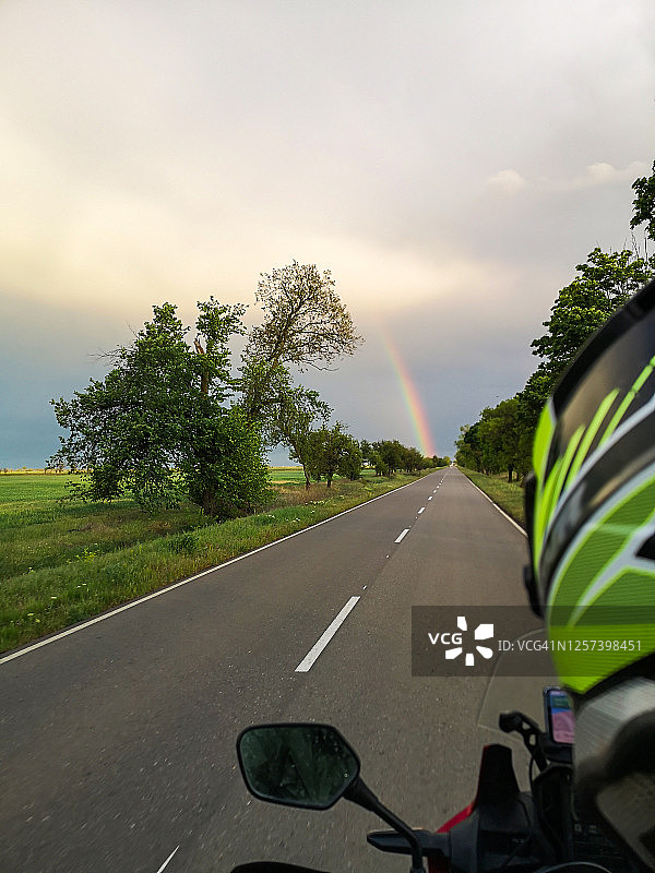 风雨后的彩虹骑摩托车上路旅行图片素材
