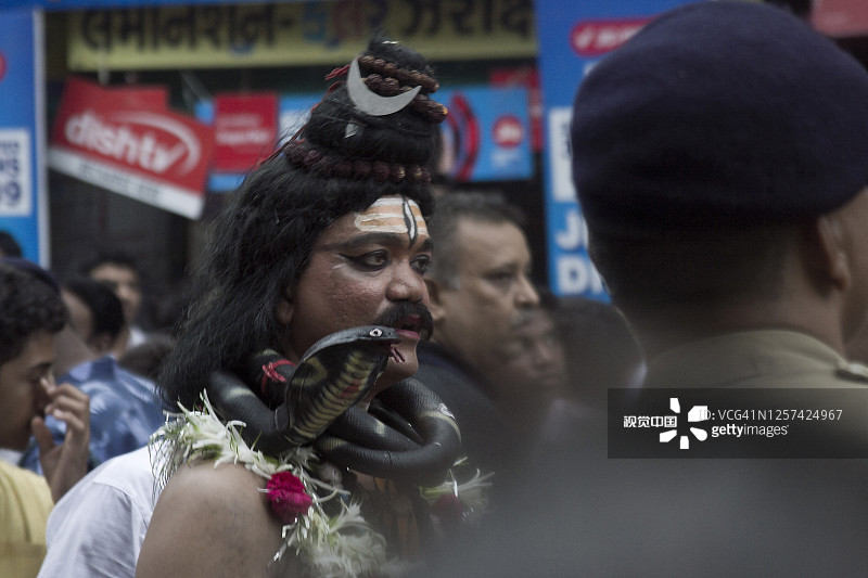 在战车节上，一名男子打扮成印度教湿婆神。图片素材
