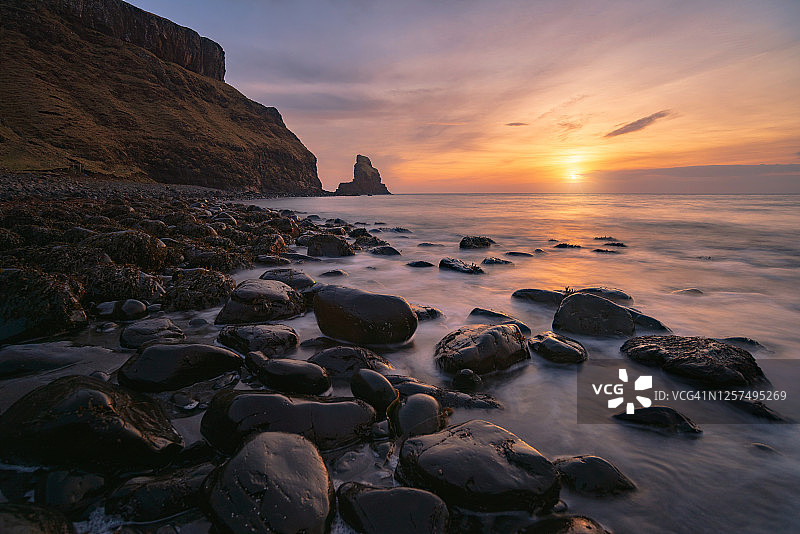 苏格兰斯凯岛塔里斯克湾海滩美丽的日落图片素材