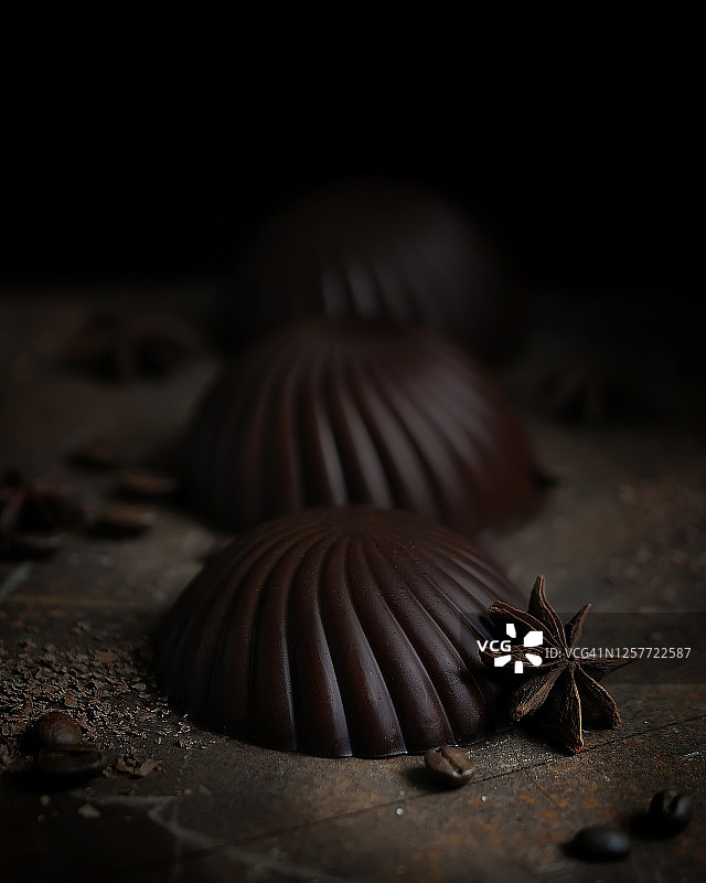 食物摄影的巧克力意式奶冻甜点侧视图特写与香料在黑暗的金属生锈的背景图片素材