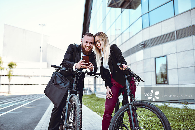 可爱的商业夫妇骑自行车自拍图片素材
