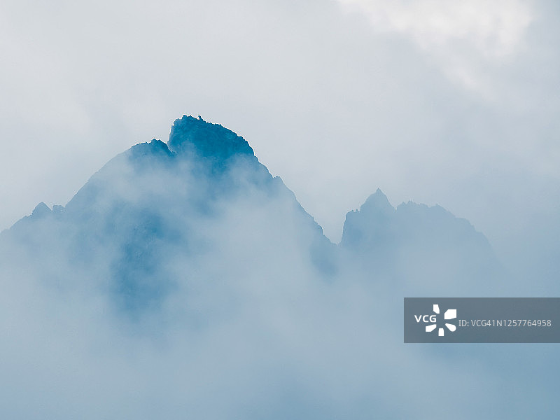 两块岩石笼罩在雾中，山景离奇图片素材