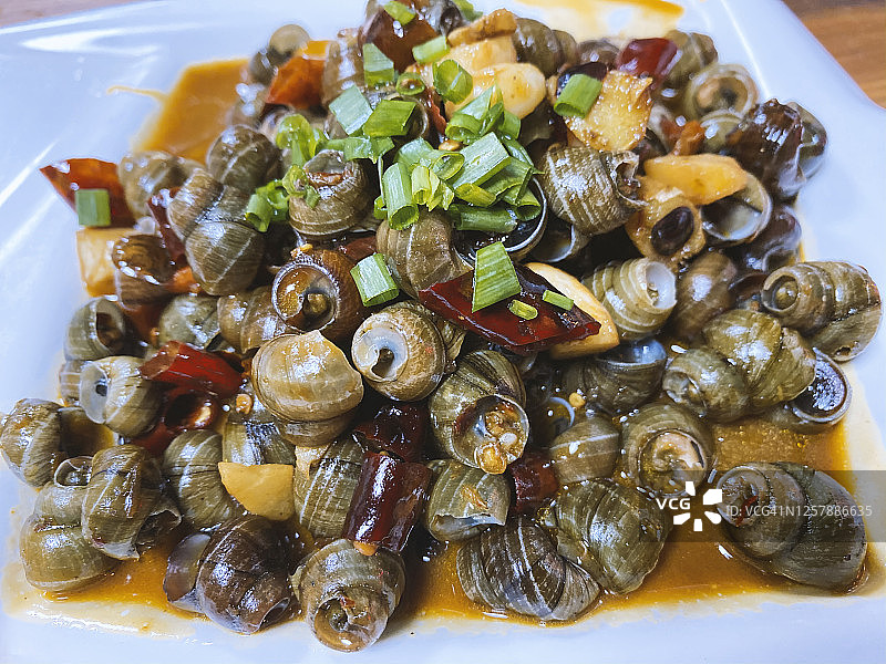 油炸蜗牛配传统中餐图片素材