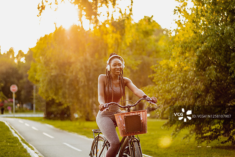 现代女性在大自然中骑自行车图片素材