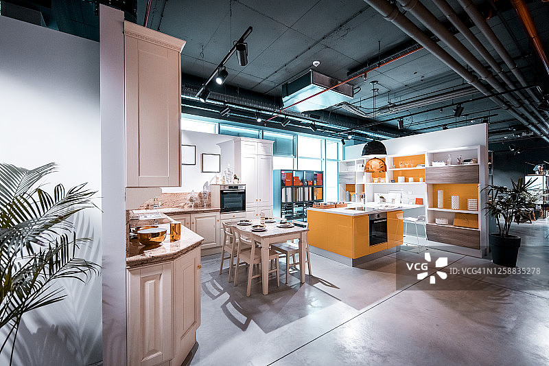 两个厨房设计内饰，一个是木制的，一个是黄白色的组合，作为一个家庭设计商店的展示图片素材