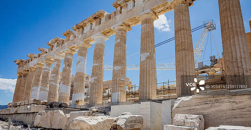 希腊雅典。雅典卫城山上的帕台农神庙，蓝天背景图片素材