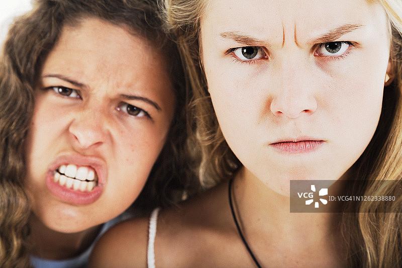 两个愤怒的年轻女人愤怒地咆哮图片素材