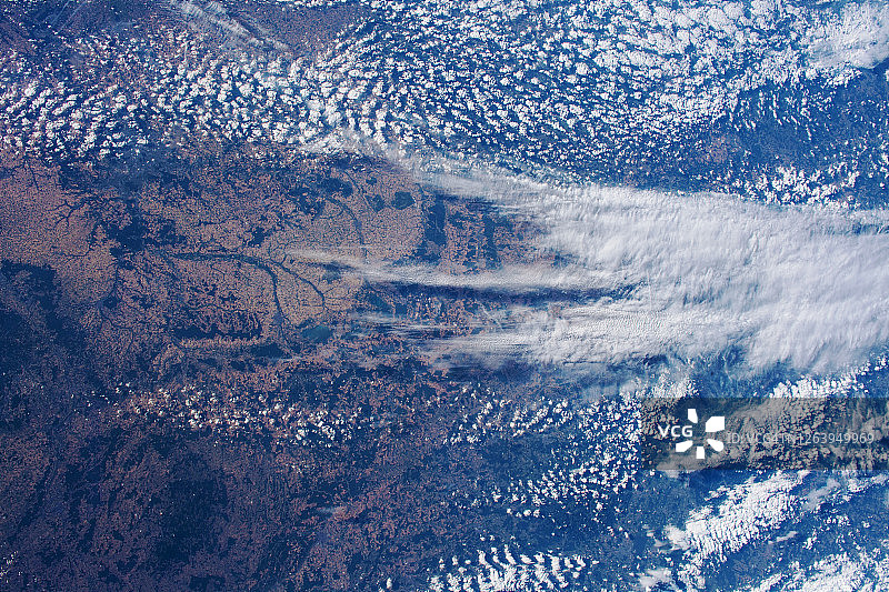法国上空的卷积云和积云图片素材