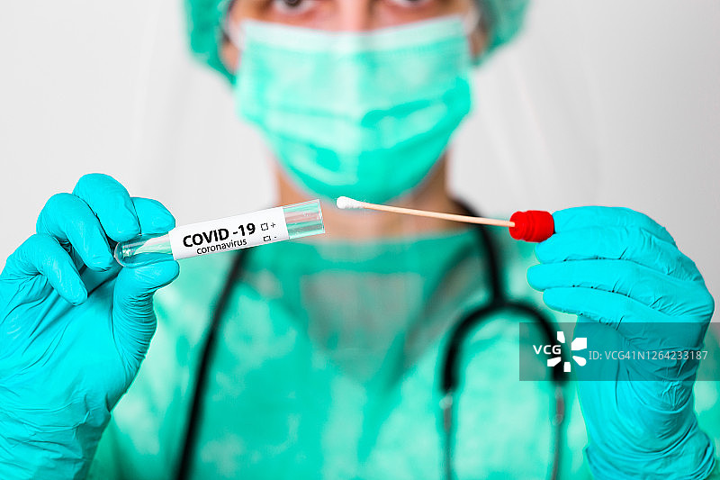 医疗保健人员持有COVID-19、冠状病毒拭子采集试剂盒，佩戴PPE防护服口罩手套，使用试管采集OP NP患者标本样本，采用PCR DNA检测规程流程图片素材