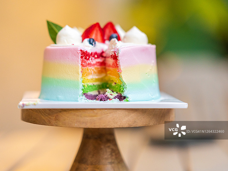 美味的彩虹生日蛋糕，上面有浆果。图片素材