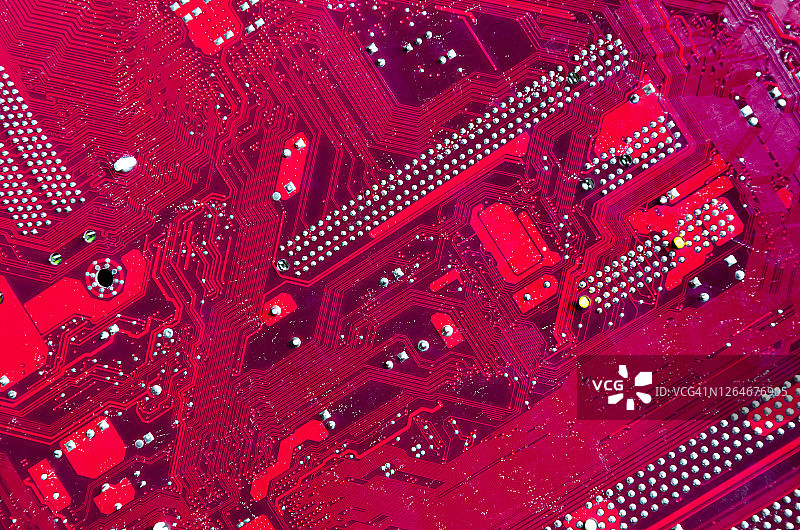 一个红色的电脑电路板的特写图片素材