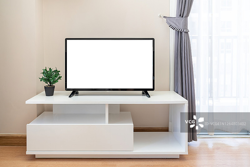 智能电视上的橱柜在现代客厅的白色墙壁背景。家里有平板电视的现代白色架子图片素材