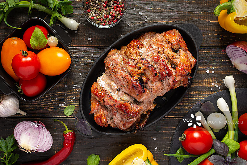 木制背景上的烤猪肉火腿图片素材
