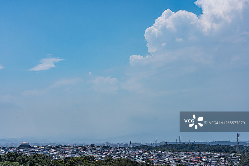 日本神奈川县住宅区的夏季云图片素材
