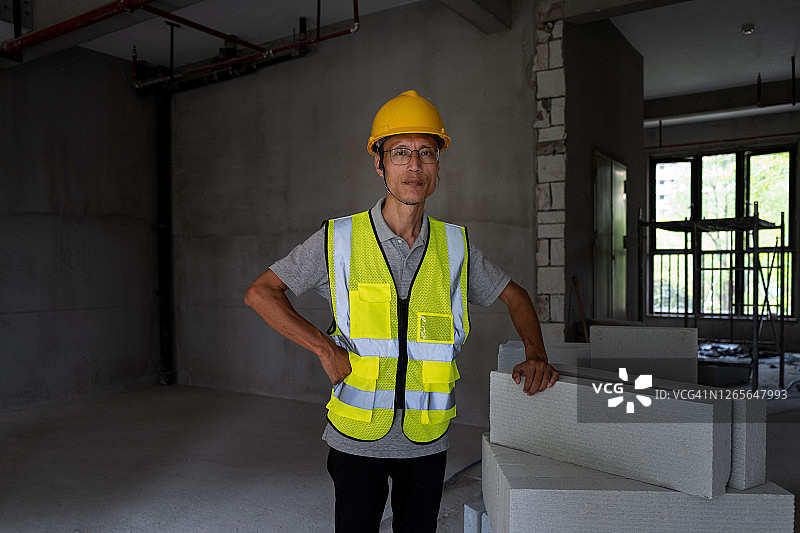 中年男性工人在亚洲建筑工地的肖像图片素材