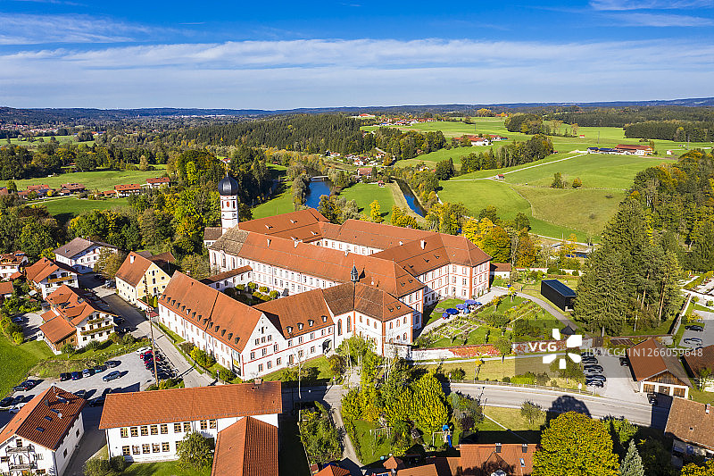 德国，巴伐利亚，上巴伐利亚，托尔泽兰，欧拉斯堡，修道院鸟瞰图的萨勒西亚或贝尔伯格修道院图片素材
