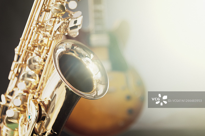 中音萨克斯乐器配电吉他代表爵士乐、流行音乐或蓝调音乐图片素材
