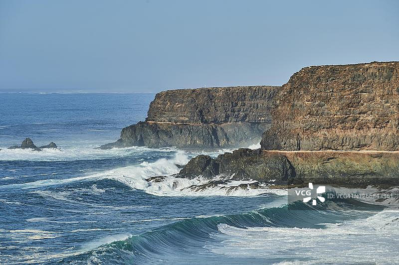 西班牙加那利群岛富尔特文图拉拉韦西拉海滩，陡峭的海岸，悬崖图片素材