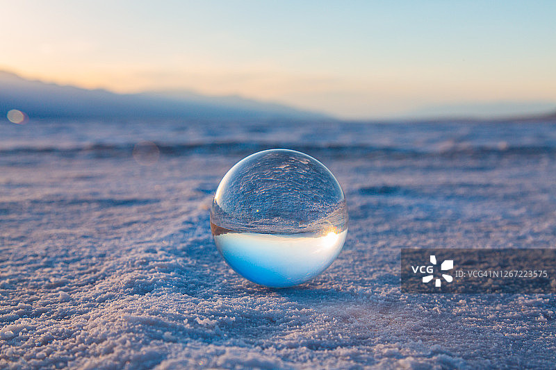 日落时盐滩上的玻璃球图片素材
