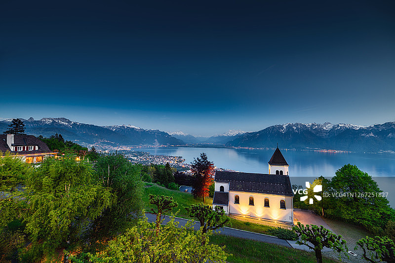 风景风景与美丽的日内瓦湖和小教堂的佩林韦威山，瑞士。图片素材