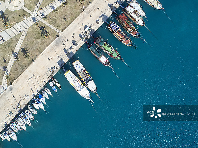 游艇停泊在码头的顶视图图片素材