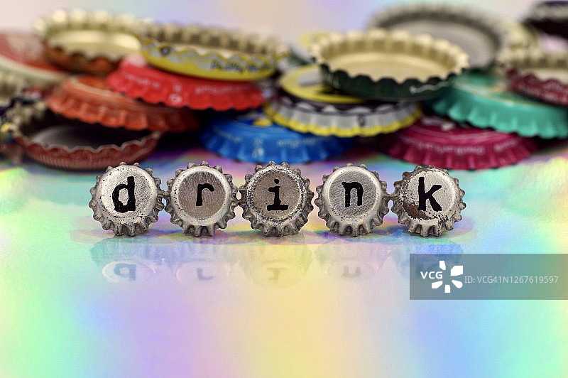 拼写“Drink”的瓶盖图片素材
