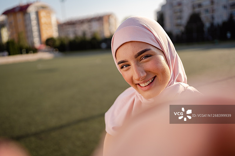 穆斯林妇女在锻炼后自拍图片素材