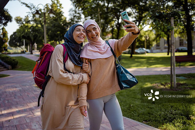穆斯林妇女在锻炼后自拍图片素材