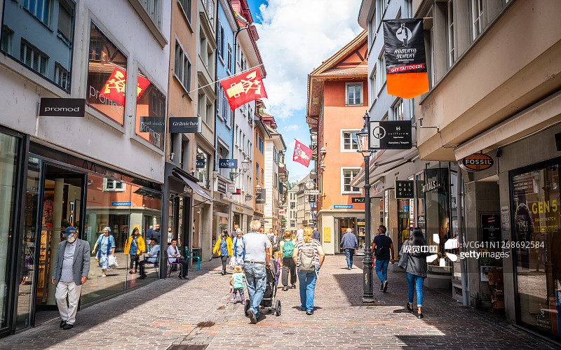 瑞士卢塞恩老城韦吉加斯大街的主要步行街和游客在夏天购物图片素材