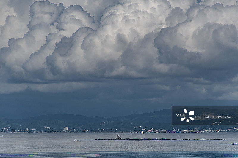 日本神奈川县海滩上的积云图片素材