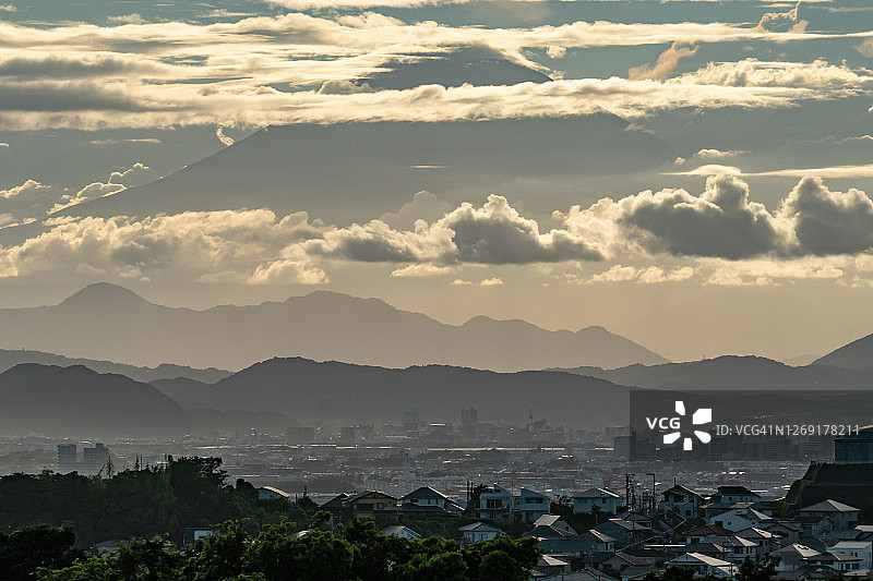 富士山和日本神奈川县的住宅区图片素材