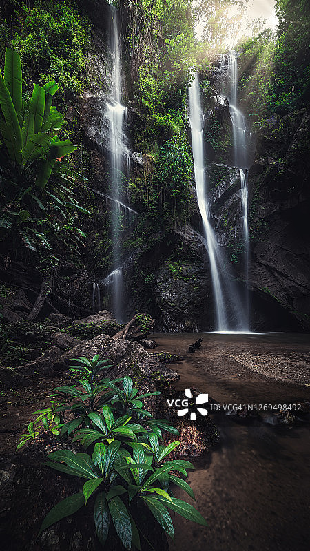 泰国国家公园瀑布自然风光。瀑布，旅游目的地和户外探险的自然地标和热带树种。图片素材