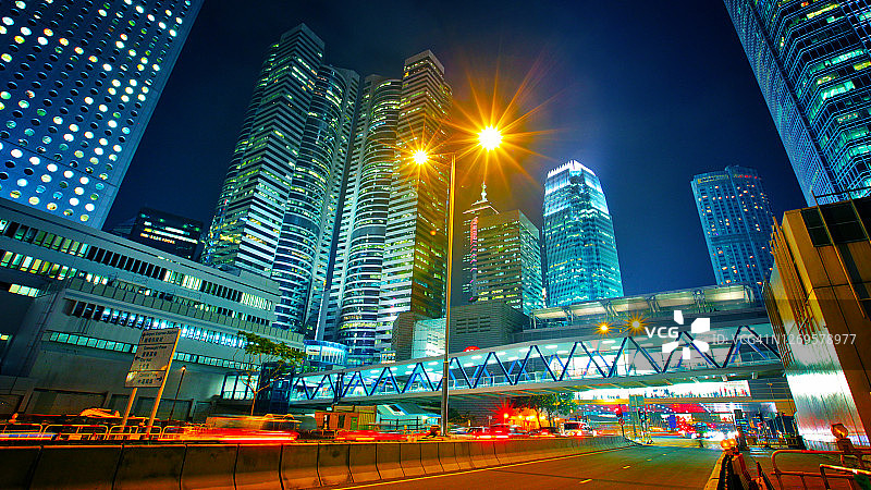 香港商业中心的夜晚。明亮的路灯。高架行人。城市的城市。图片素材