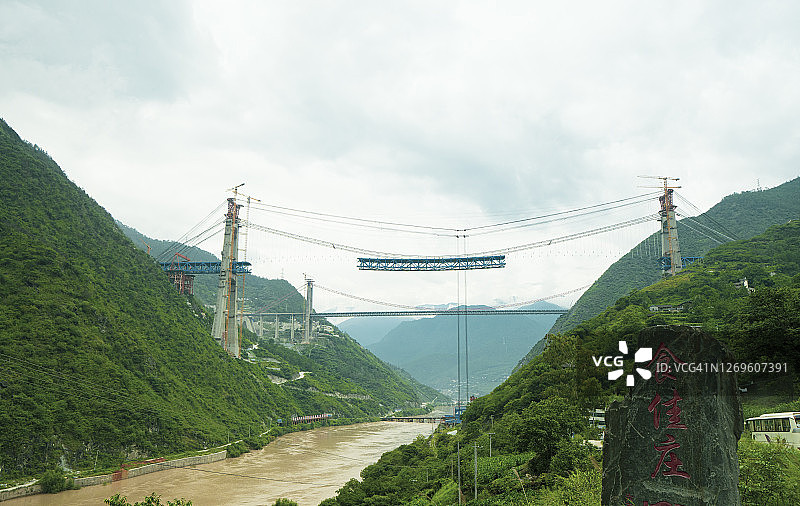 长江支流金沙江上的一座新桥正在建设中图片素材