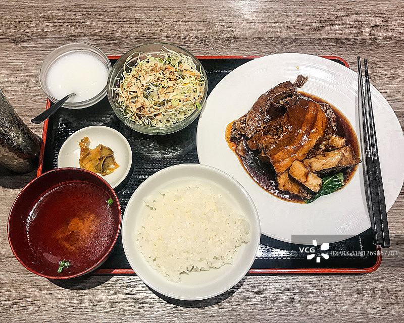 大崎一家中餐馆供应的红烧五花肉图片素材