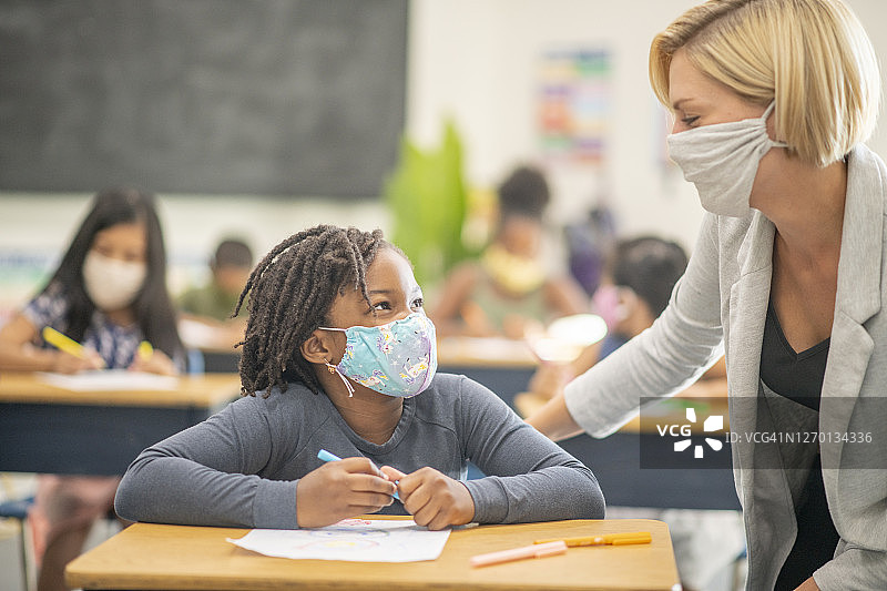 6岁，非裔美国学生在课堂上戴着防护口罩图片素材