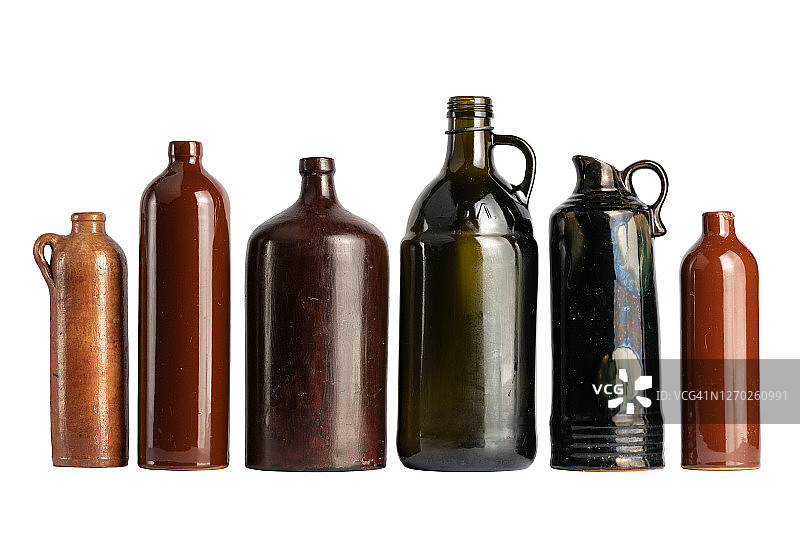 几个棕色的瓶子，在一个白色的，孤立的背景。图片素材