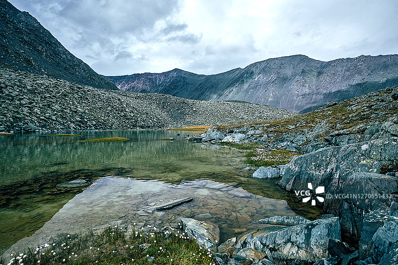 山镜清水清七湖。贝鲁卡附近的7湖山谷。阿尔泰山脉、俄罗斯图片素材