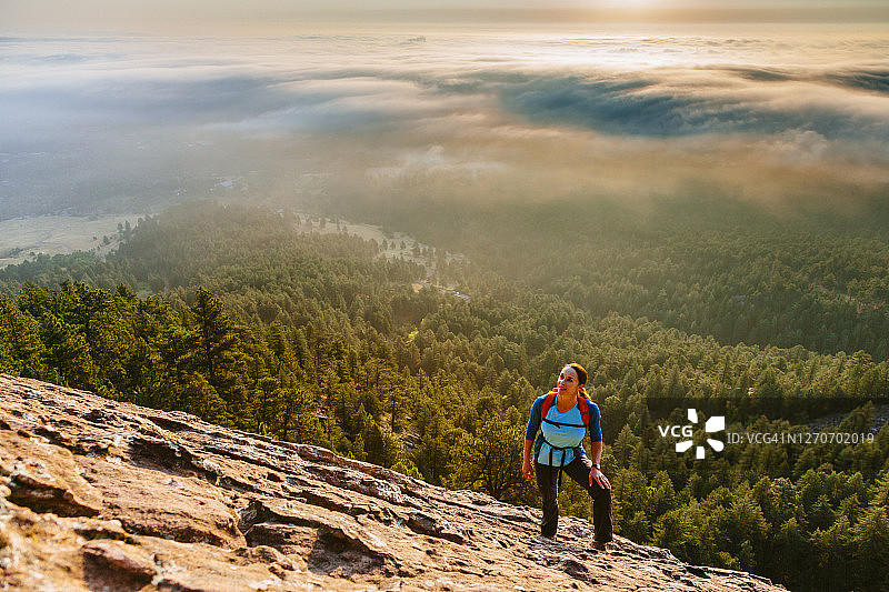 美国科罗拉多州，女性攀登者站在巨石上图片素材